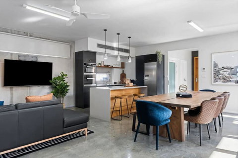 Exquisite Beachside Mansion - eAccommodation 0