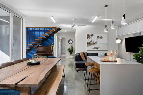 Exquisite Beachside Mansion - eAccommodation 1