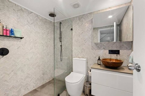 Fab Penthouse Near Bondi / Bronte, Shops & Bars - eAccommodation 3