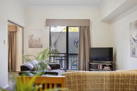 Fabulous Apt In Northbridge With Pool & WiFi - eAccommodation 1