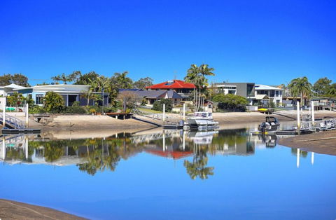 Fabulous Canal-front Unit In Mooloolaba - eAccommodation 1