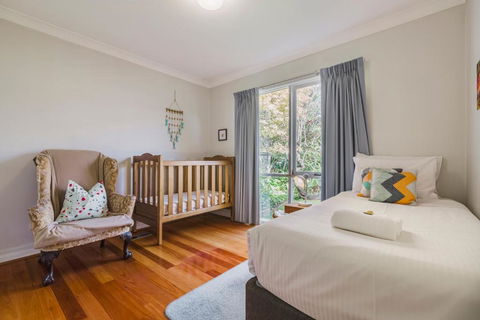 Family Friendly Art Deco Garden Patio WiFi WFH - eAccommodation 2