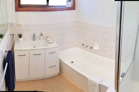 FERNLY BFast, WiFi Nflx AC Walk2Pizza Liquor Deli, - eAccommodation 2