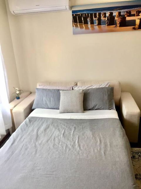 FERNLY BFast, WiFi Nflx AC Walk2Pizza Liquor Deli, - eAccommodation 1