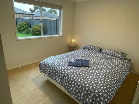 Garden View - Newly Furnished Queen Bedroom - eAccommodation 0