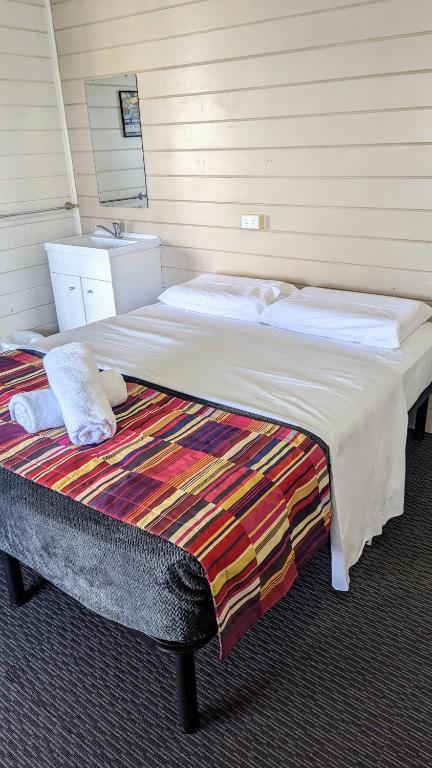 GRAND CENTRAL HOTEL PROSERPINE - eAccommodation 0