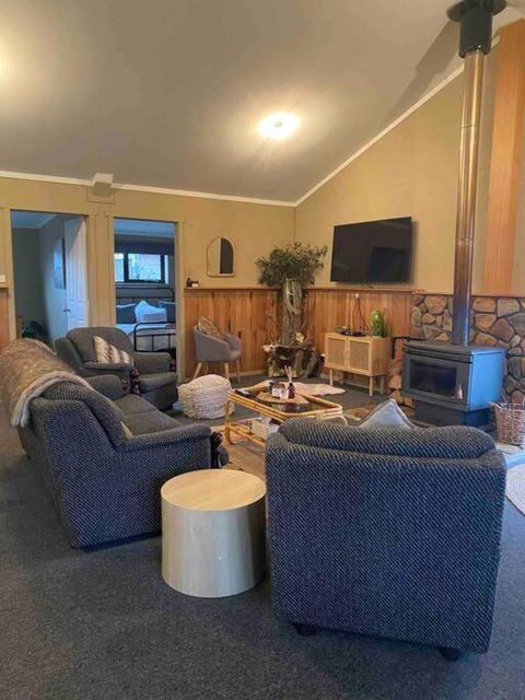 Great Lakes Wilderness Three Bedroom Home - eAccommodation 0