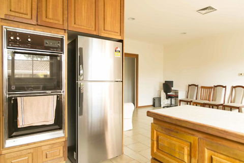 Hawthorn Holiday House - eAccommodation 2