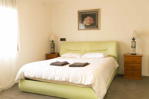 Hawthorn Holiday House - eAccommodation 1