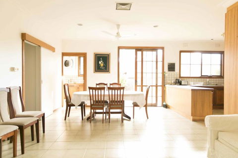 Hawthorn Holiday House - eAccommodation 0