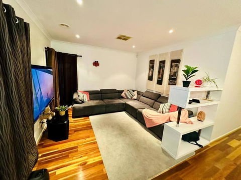 Holiday House In Mernda Free Parking 5 Min Walk To Supermarket - eAccommodation 0