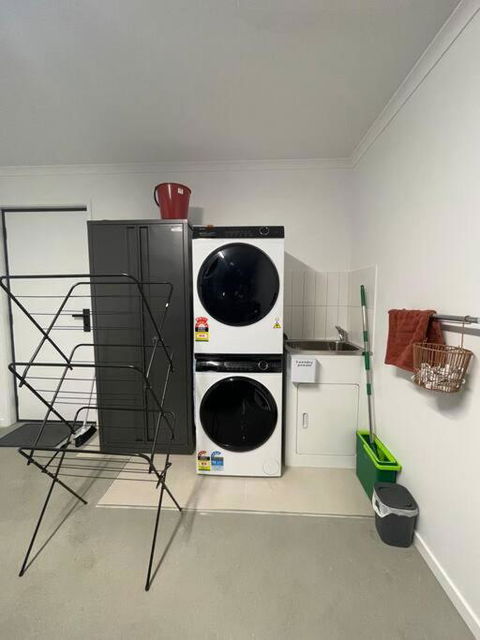 Home In Brighton - eAccommodation 3