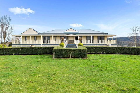 IRONBARK FARM Farmhouse On 52 Acres In The Scenic Yarra Valley - eAccommodation 0