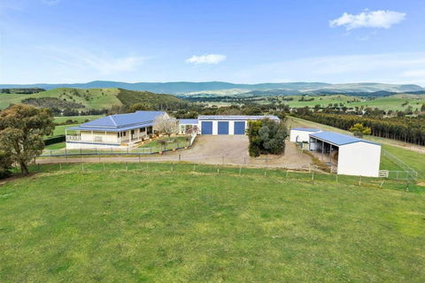 IRONBARK FARM Farmhouse On 52 Acres In The Scenic Yarra Valley - eAccommodation 1
