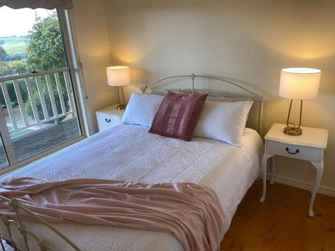 IRONBARK FARM Farmhouse On 52 Acres In The Scenic Yarra Valley - eAccommodation 3