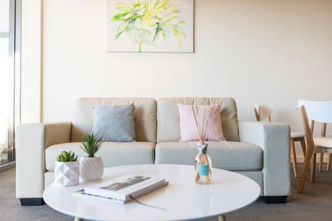 Albert Park City View Stylish 1 Bedroom Apartment - eAccommodation 2