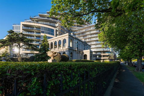 Albert Park City View Stylish 1 Bedroom Apartment - eAccommodation 0