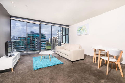 Albert Park City View Stylish 1 Bedroom Apartment - eAccommodation 3