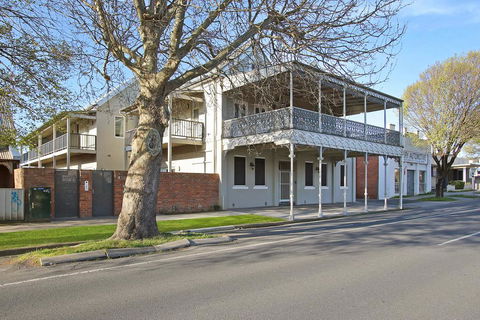 Albury Suites - Waterstreet - eAccommodation 1