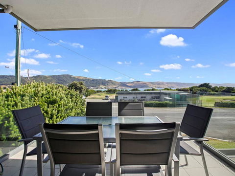 APOLLO BLUE 4 - Modern Waterfront Apartment - eAccommodation 0