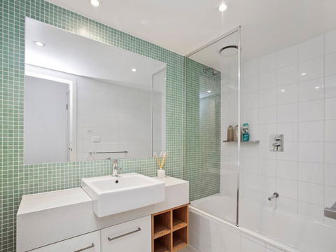 APOLLO BLUE 4 - Modern Waterfront Apartment - eAccommodation 1