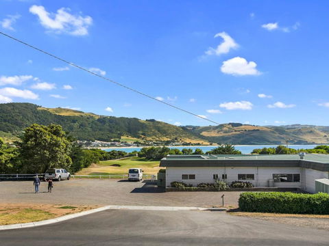 APOLLO BLUE 4 - Modern Waterfront Apartment - eAccommodation 2