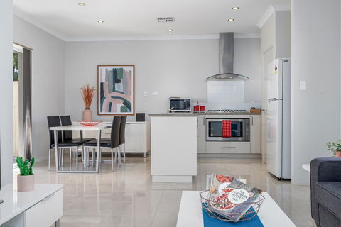 Ardross Short Stays - eAccommodation 0