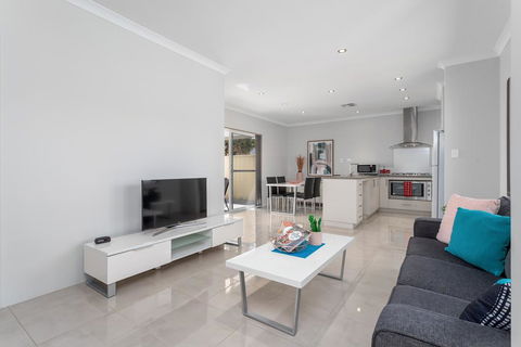 Ardross Short Stays - eAccommodation 1