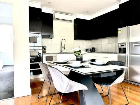 Luxury Stay In Williamstown - eAccommodation 0