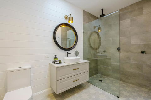 MAIN STREET RETREAT - King BRs, Comp Minibar, Breakfast Prov, Fireplaces - eAccommodation 2