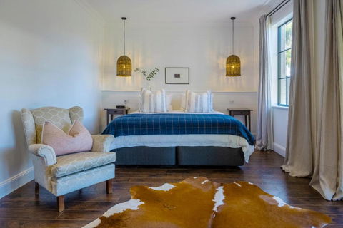 MAIN STREET RETREAT - King BRs, Comp Minibar, Breakfast Prov, Fireplaces - eAccommodation 0