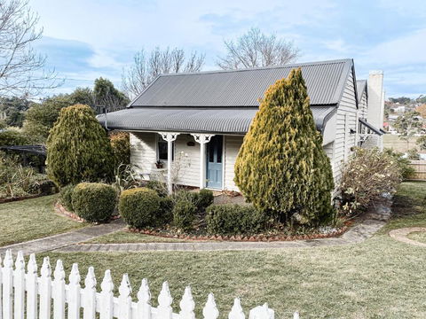 MARIGOLD COTTAGE Charming 1870s Central Daylesford Cottage - eAccommodation 0