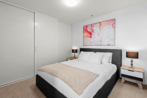 Modern 1-Bed & City Views, Steps From Racecourse - eAccommodation 1