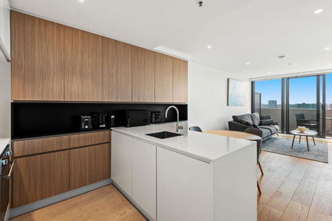 Modern 1-Bed & City Views, Steps From Racecourse - eAccommodation 2