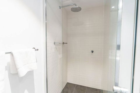 Modern 1 Bed Opposite Racecourse - eAccommodation 3