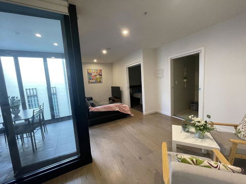 Modern 1BD Apt W Free Parking In Central Brunswick - eAccommodation 1