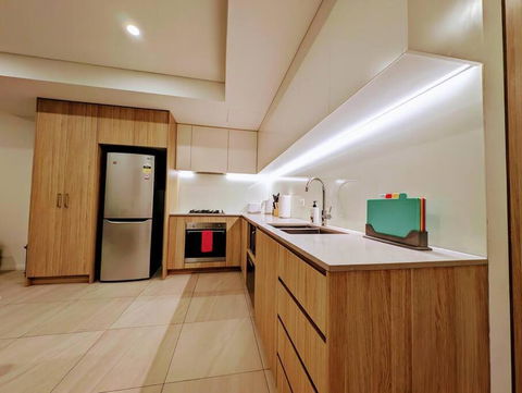 Modern 2 Bedroom Apartment Close To All Amenities! - eAccommodation 2