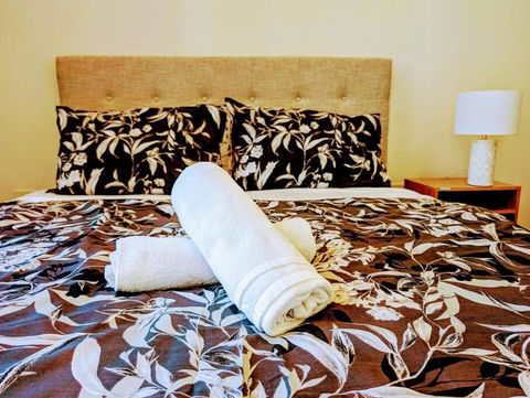 Modern 2 Bedroom Apartment Close To All Amenities! - eAccommodation 3