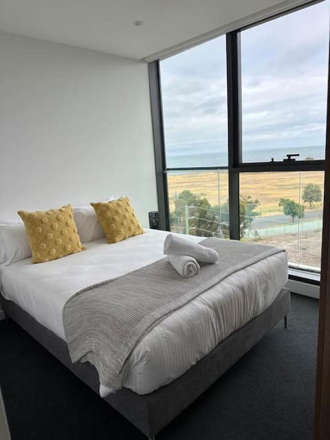 Modern 2 BRM Apt In Williamstown - eAccommodation 3