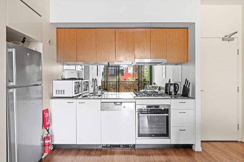 Modern Apt - Free Parking - Convenient Location - eAccommodation 3