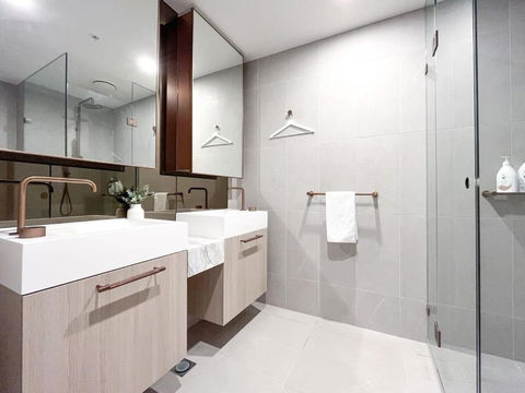 Modern Luxury 2B2B Sky Garden SmartTV - eAccommodation 1