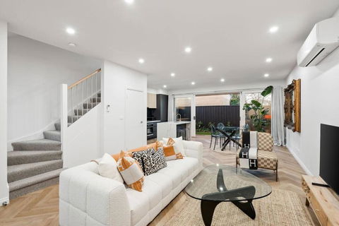 Modern Stylish Home - Walk To Beach - eAccommodation 0