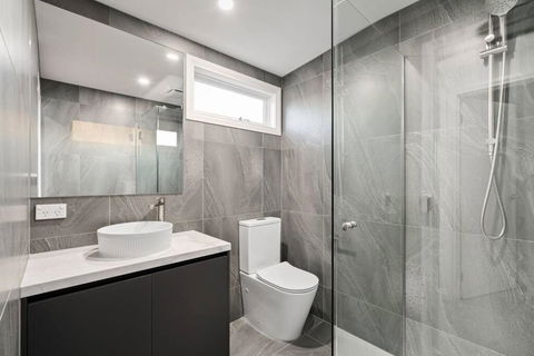 Modern Stylish Home - Walk To Beach - eAccommodation 2