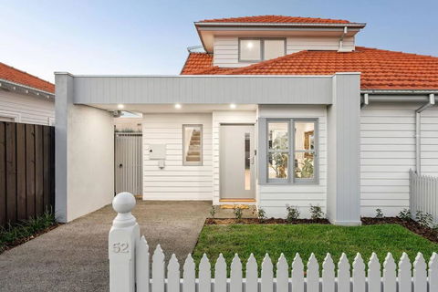 Modern Stylish Home - Walk To Beach - eAccommodation 3
