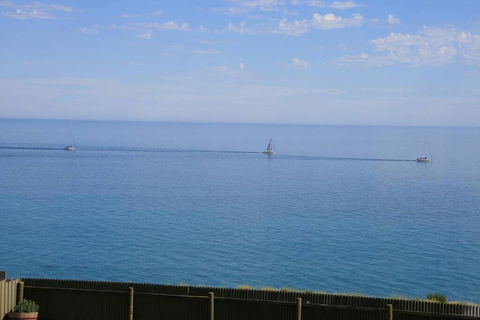 Ocean Blue KI. Absolute Ocean Front, Free WiFi - eAccommodation 3