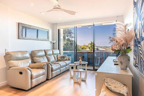 Ocean Views 2-Bed Apartment Minutes From Beach - eAccommodation 0