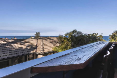 Ocean Views 2-Bed Apartment Minutes From Beach - eAccommodation 1