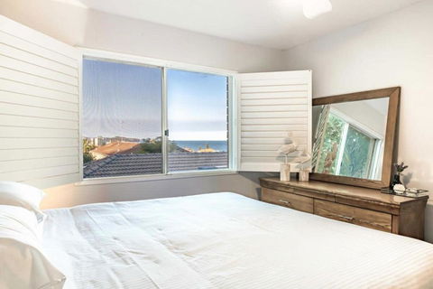 Ocean Views 2-Bed Apartment Minutes From Beach - eAccommodation 3