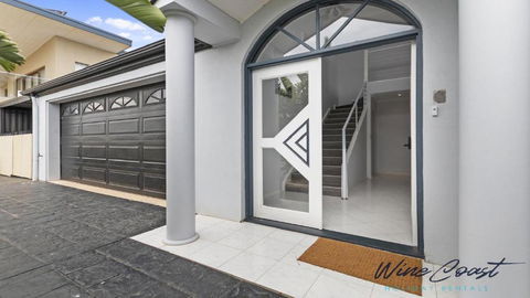 Ocean Views And Vineyards By Wine Coast Holiday Rentals - eAccommodation 1