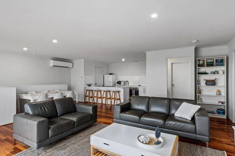 One Merino Panoramic Beach House Modern Sleeps 10 - eAccommodation 2